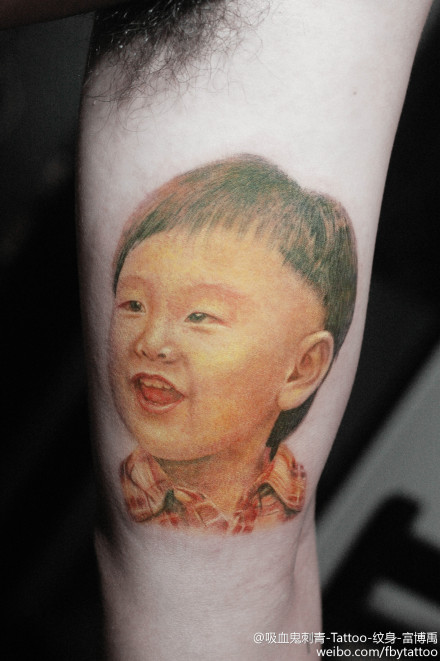 点击大图看下一张：在手臂纹上自己孩子的图像