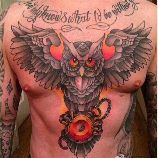 点击大图看下一张：男性性感霸气胸口猫头鹰纹身