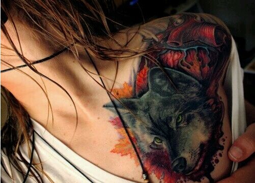 点击大图看下一张：非主流女生胸部霸气经典的狼头纹身