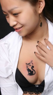 美女胸部抽烟猫咪纹身