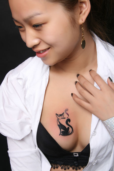 点击大图看下一张：美女胸部抽烟猫咪纹身