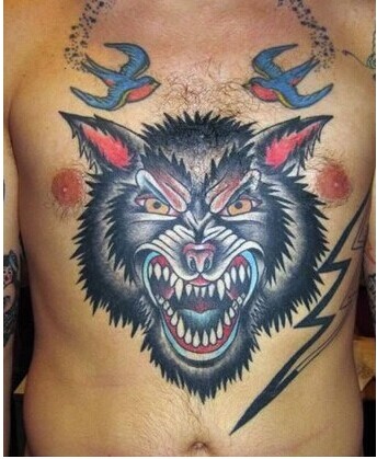 点击大图看下一张：男生胸部个性霸气狼头纹身