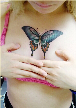 点击大图看下一张：最抢眼的女性胸部蝴蝶纹身
