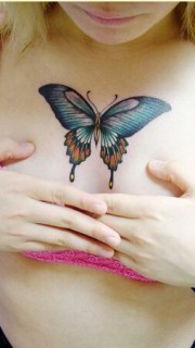 最抢眼的女性胸部蝴蝶纹身