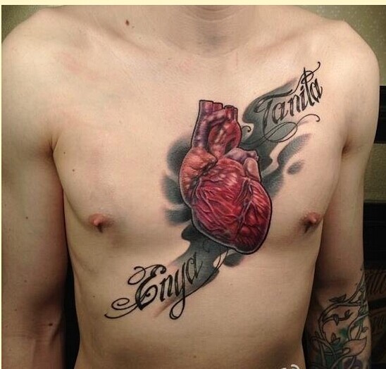 点击大图看下一张：男士时尚胸口英文字心脏纹身