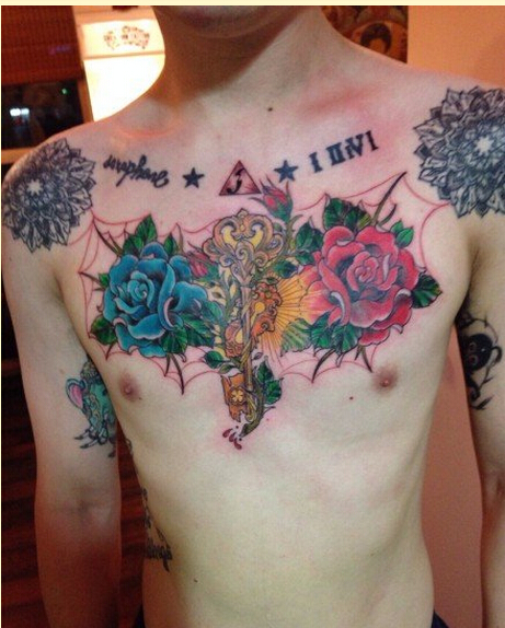 点击大图看下一张：个性男前胸钥匙与玫瑰纹身