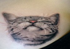 性感女性胸上微笑小猫纹身