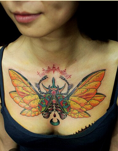 点击大图看下一张：个性女生胸前时尚昆虫纹身