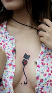 时尚女性胸部性感的猫咪纹身