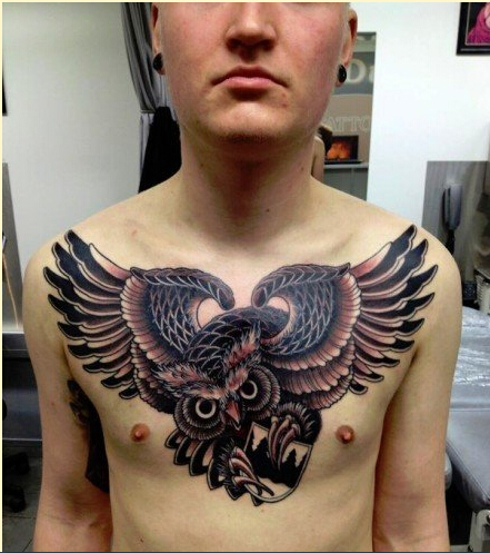 点击大图看下一张：时尚男前胸霸气的猫头鹰纹身