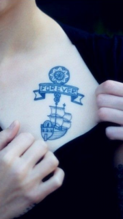女生胸前的蓝色帆船纹身