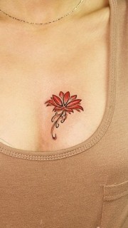 性感女生胸部好看的花朵纹身