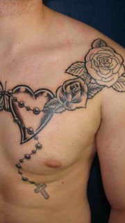 男士胸部心形十字架玫瑰纹身
