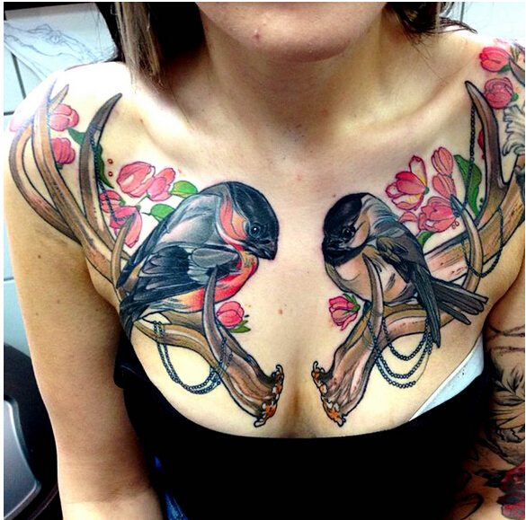 点击大图看下一张：性感女胸部的两只燕子纹身
