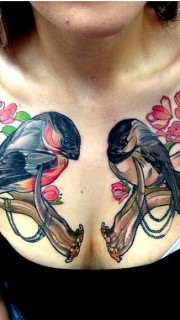 性感女胸部的两只燕子纹身