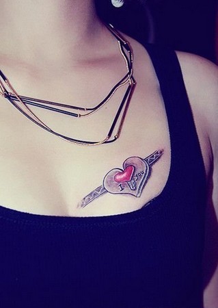 点击大图看下一张：女生胸前性感的心形纹身