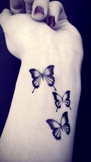 女生手臂个性漂亮的蝴蝶纹身