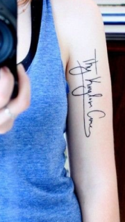 女性手臂上的英文字设计刺青