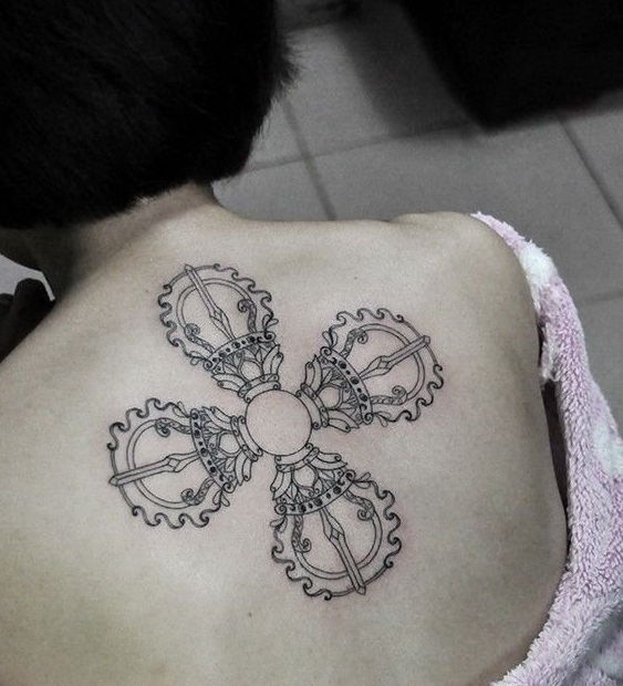 点击大图看下一张：女生背部创意图腾十字架纹身