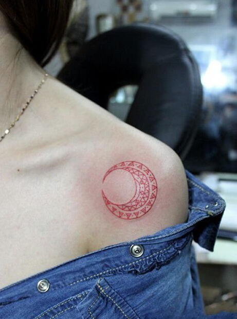 点击大图看下一张：女生唯美香肩月亮图腾纹身