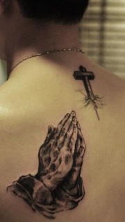男性后背双手祈祷十字架纹身
