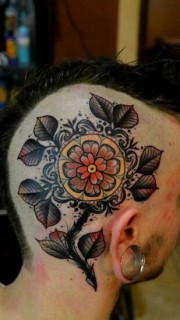 欧美男个性的头部花卉图腾纹身