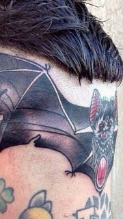 欧美男头部个性蝙蝠纹身