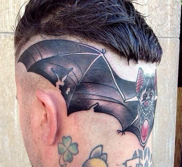 点击大图看下一张：欧美男头部个性蝙蝠纹身