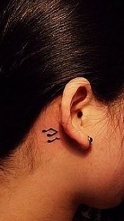 女生耳后简单的音符图腾纹身