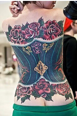 点击大图看下一张：女性背部漂亮好看的马甲纹身