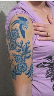 女性手臂上漂亮时尚的青花刺青
