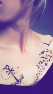 美女胸部一群小鸟和锚刺青