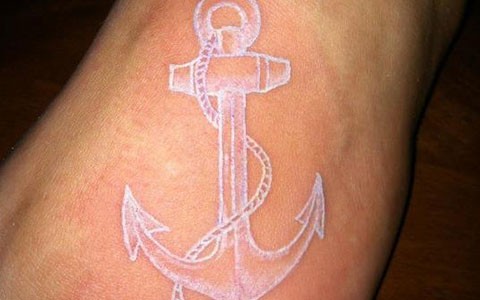 点击大图看下一张:个性的鸽子血船锚纹身