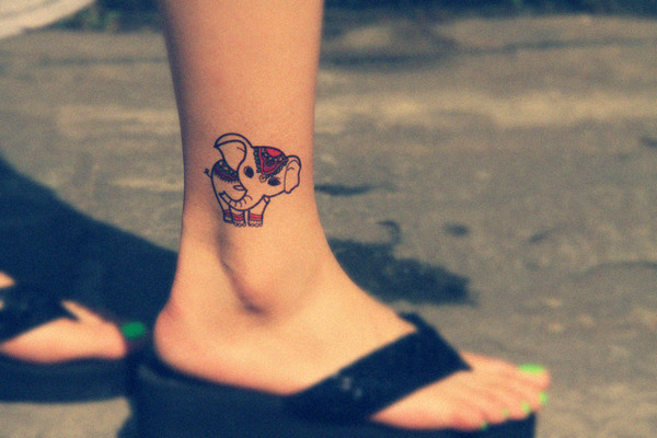 点击大图看下一张：女生脚上可爱的卡通小象纹身