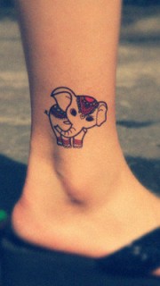 女生脚上可爱的卡通小象纹身
