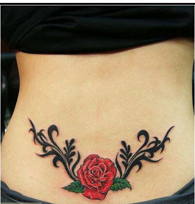 点击大图看下一张：腰部精美时尚的玫瑰花纹身