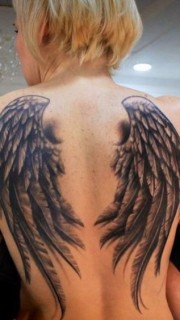 女性背部漂亮大气的翅膀纹身