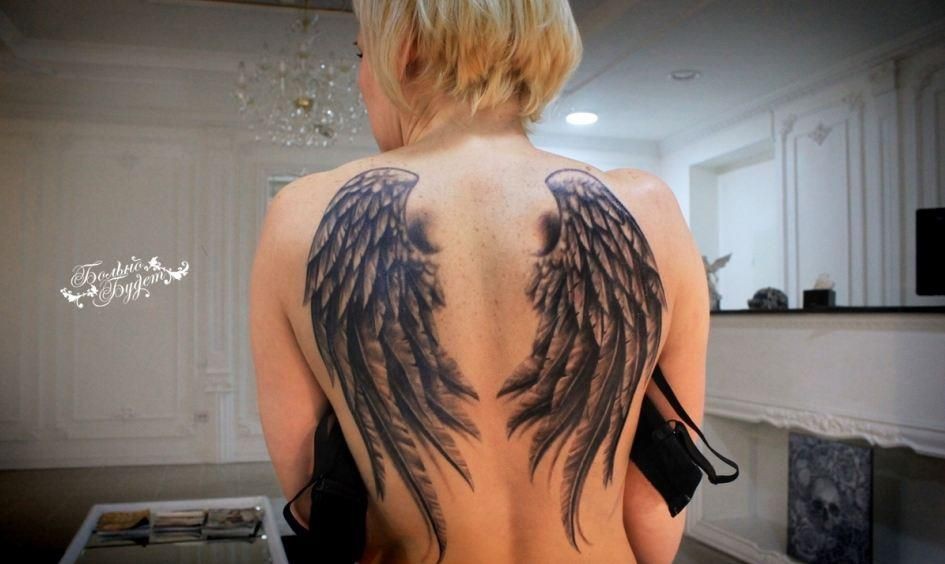 点击大图看下一张：女性背部漂亮大气的翅膀纹身