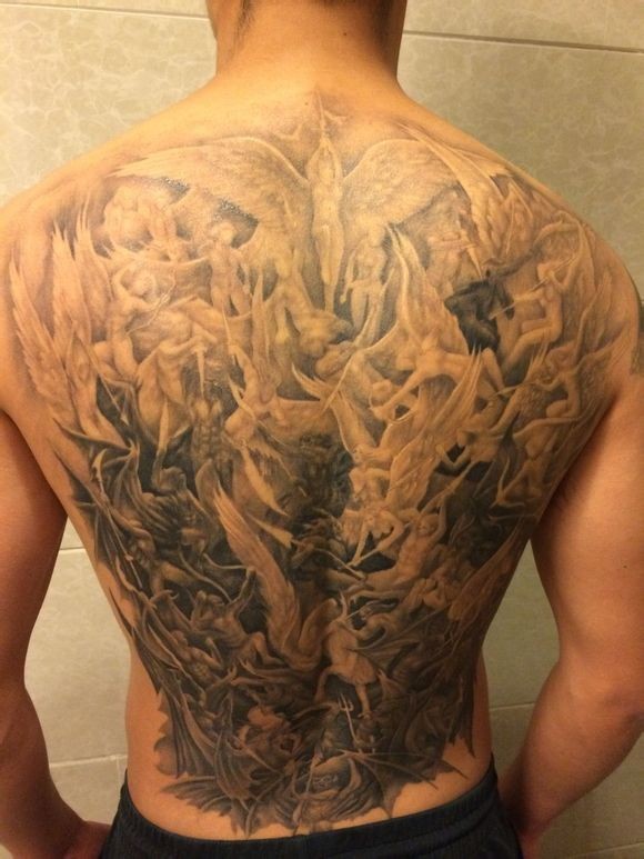 点击大图看下一张：超酷的满背天使大战纹身