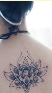 女性背部简单漂亮莲花纹身