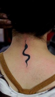 女生颈部很有个性的小蛇刺青