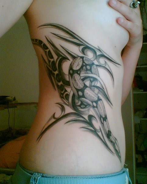 点击大图看下一张：美女腰部潮流个性的蛇纹身