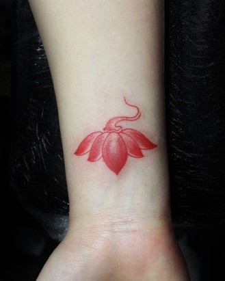 点击大图看下一张：美女手腕上很美的莲花图腾刺青