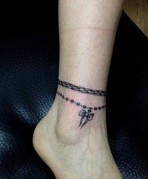 点击大图看下一张：女人脚腕潮流的蝴蝶结脚链纹身