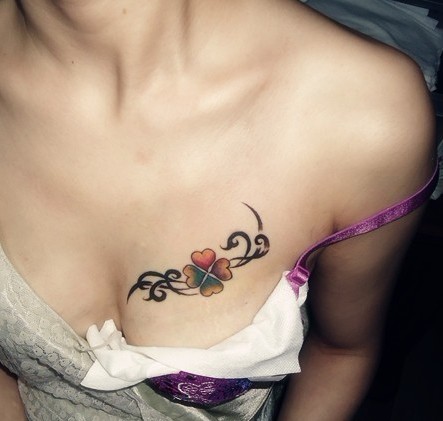 点击大图看下一张：美女胸部性感的花藤纹身