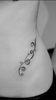 女性腰部简单的藤蔓花纹刺青