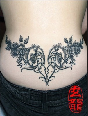 点击大图看下一张：女性后腰心形玫瑰花刺青纹身