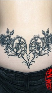 女性后腰心形玫瑰花刺青纹身