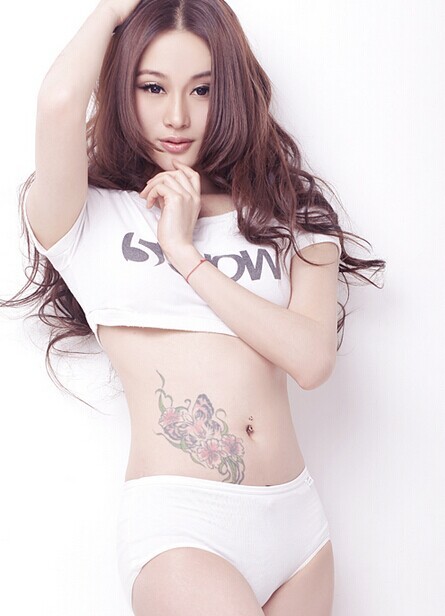 点击大图看下一张：美女王璐涵腹部的蝴蝶和花纹身