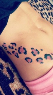 美女腰部个性的豹纹纹身